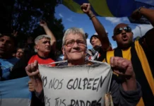 Hinchas de múltiples equipos se movilizan en apoyo a jubilados en Argentina