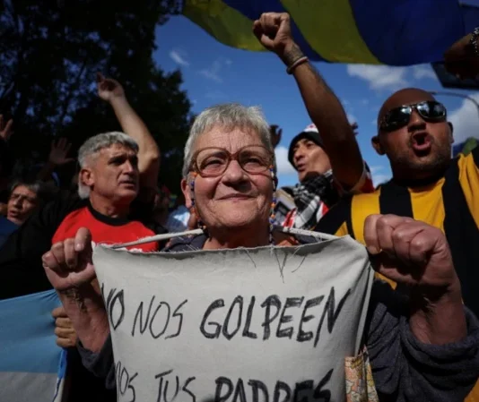 Hinchas de múltiples equipos se movilizan en apoyo a jubilados en Argentina