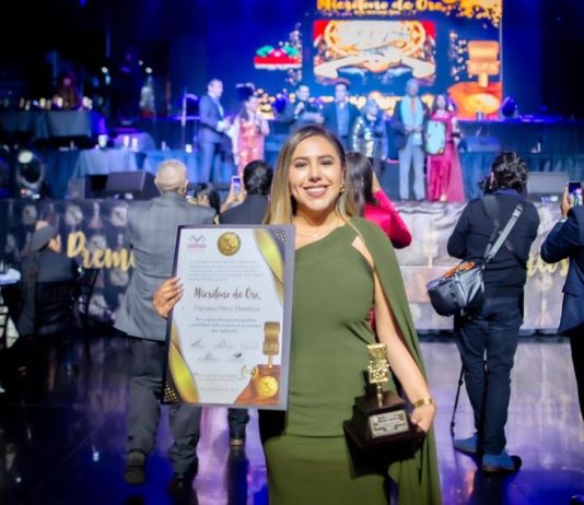 Dayana Pérez Mendoza recibe el Micrófono de Oro Invierno 2025 por su trayectoria y labor social
