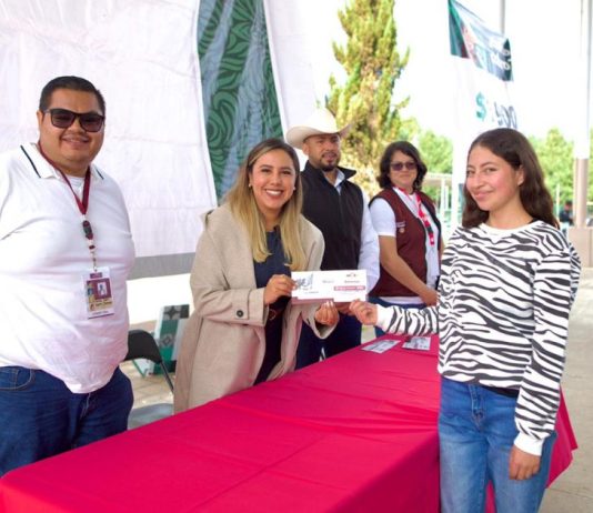 Entrega de Becas Benito Juárez fortalece a la juventud de Salvador Escalante: Dayana Pérez