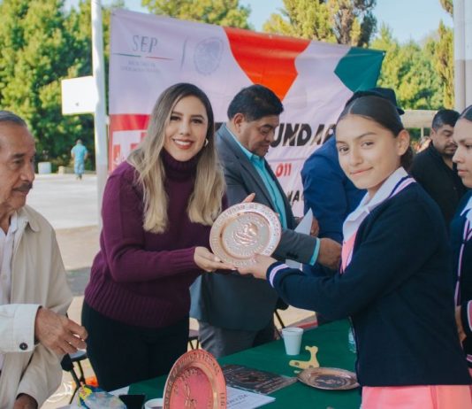 Dayana Pérez Mendoza respalda el civismo y la identidad nacional en escuelas de Salvador Escalante