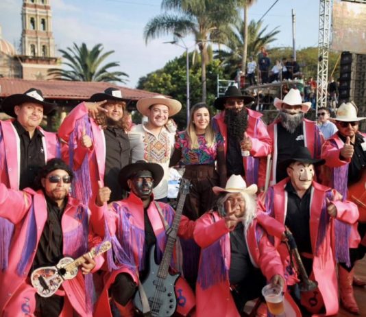 Dayana Pérez Mendoza acompaña la Danza de los Kurpites en Nuevo San Juan Parangaricutiro