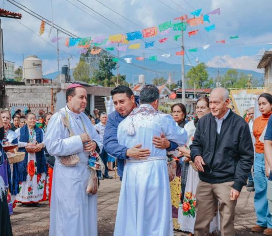 Zirahuén da la bienvenida a su nuevo párroco con respaldo de Dayana Pérez