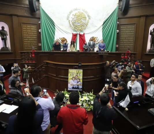 Rinde 76 Legislatura homenaje póstumo a Víctor Mujica, Anayeli Hernández y a su hija
