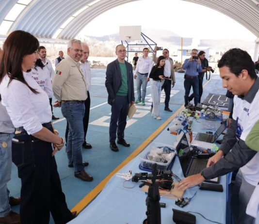 Estudiantes del Cobaem presentan a Bedolla proyecto de inteligencia artificial