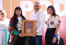 Jennifer, la científica que enseña a las niñas a tocar las estrellas, recibió la Presea Eréndira