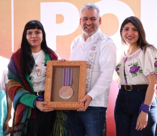 Jennifer, la científica que enseña a las niñas a tocar las estrellas, recibió la Presea Eréndira