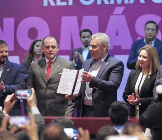 Bedolla firma decreto histórico que pone fin a la herencia de deudas en Michoacán