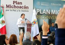 Inauguran Bedolla y Mario Delgado reconversión de telesecundaria a bachillerato, en Uruapan