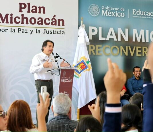 Inauguran Bedolla y Mario Delgado reconversión de telesecundaria a bachillerato, en Uruapan