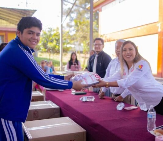 Gestiona Dayana Pérez Mendoza entrega de tenis para estudiantes de secundaria en Salvador Escalante