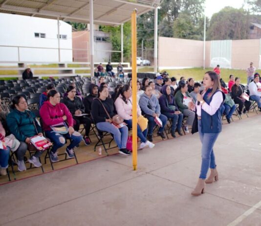 Impulsa Dayana Pérez Mendoza el acceso a la Beca Rita Cetina para fortalecer la educación en Salvador Escalante