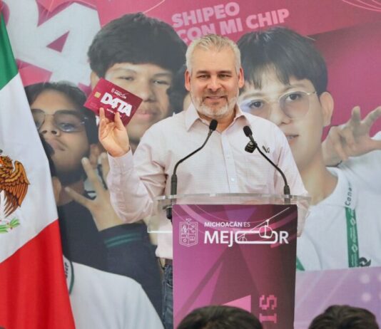 Bedolla entrega tarjetas SIM y chips de D4TA, datos gratis a estudiantes del Tec de Huetamo