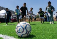 Goles para combatir la violencia en autogobierno de San Felipe de los Herreros; inaugura Bedolla cancha de futbol 7
