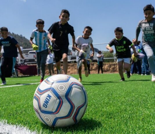 Goles para combatir la violencia en autogobierno de San Felipe de los Herreros; inaugura Bedolla cancha de futbol 7