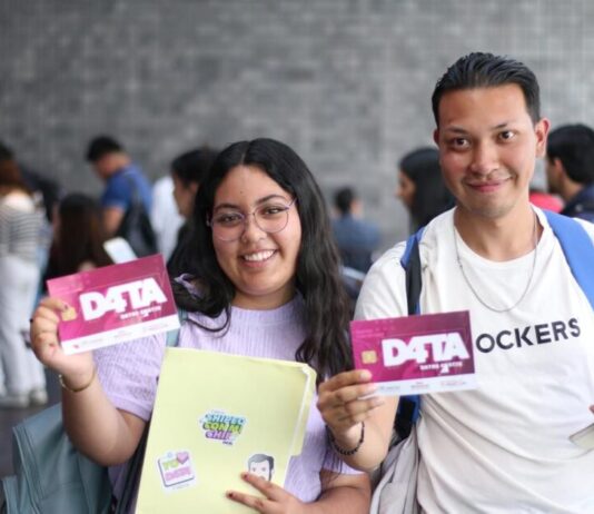 Continúa entrega de chips D4TA en escuelas y centros de distribución