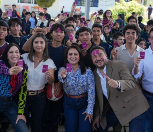 Gladyz Butanda entrega tarjetas del teleférico en Cecytem Uruapan