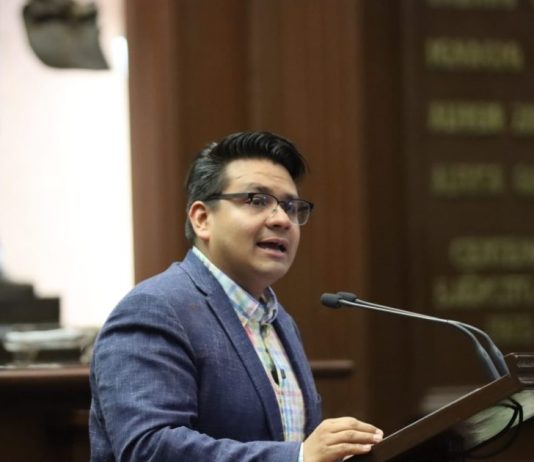 Celebra Toño Carreño aprobación de reforma que propuso que prioriza atención a niños con cáncer