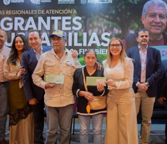 Dayana Pérez fortalece vínculos familiares con entrega de visas en Salvador Escalante