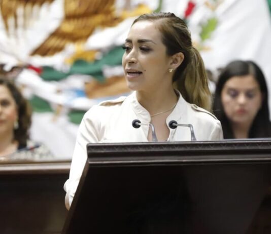 Celebra Grecia Aguilar aprobación de reforma que planteó para proteger economía de las familias y frenar abusos en escuelas