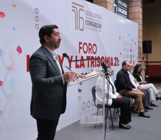 Abraham Espinoza refrenda compromiso con la inclusión durante foro “La Ley y Trisomía 21”