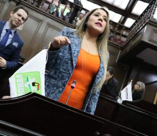 Llama Xóchitl Ruiz a dignificar condiciones laborales y garantizar respaldo a familias de policías caídos