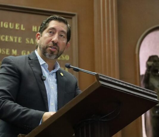 Abraham Espinoza propone que universitarios de psicología y trabajo social hagan su servicio social en escuelas de Michoacán