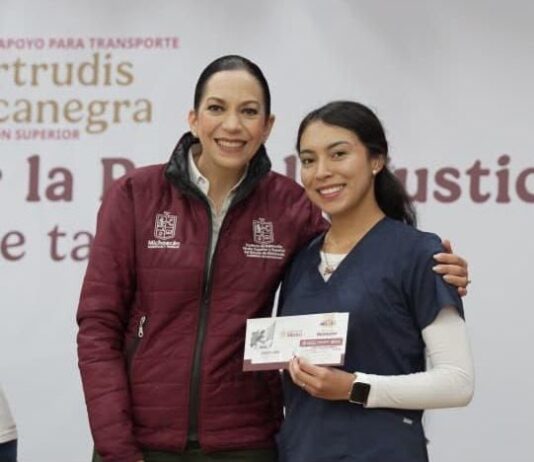 Más de 204 mil estudiantes de prepa y universidad reciben becas en Michoacán