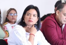 Eréndira Isauro y Conrado Paz, de la Comisión de Derechos Indígenas y Afroamexicanos, se reúnen con integrantes de comunidades del estado