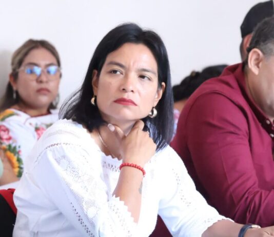 Eréndira Isauro y Conrado Paz, de la Comisión de Derechos Indígenas y Afroamexicanos, se reúnen con integrantes de comunidades del estado