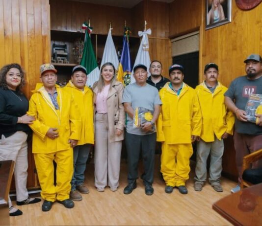 Dayana Pérez fortalece las condiciones laborales del personal de Limpia con entrega de impermeables