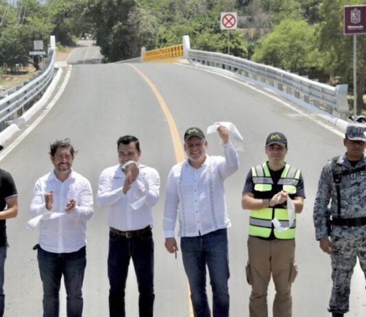 Terminan años de espera en Cruz de Campos de Aquila; ya cuentan con puente vehicular: Bedolla