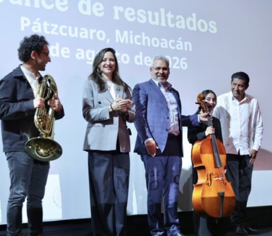 Bedolla y Claudia Curiel impulsan la cultura con entrega de instrumentos a 6 bandas musicales en Pátzcuaro