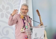 Más de 10 mil guitarras de Paracho llegarán a secundarias de Michoacán: Bedolla