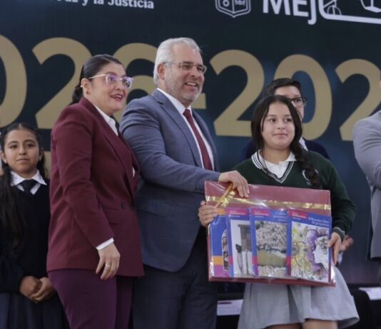 Michoacán garantiza becas universales desde educación básica hasta licenciatura: Bedolla