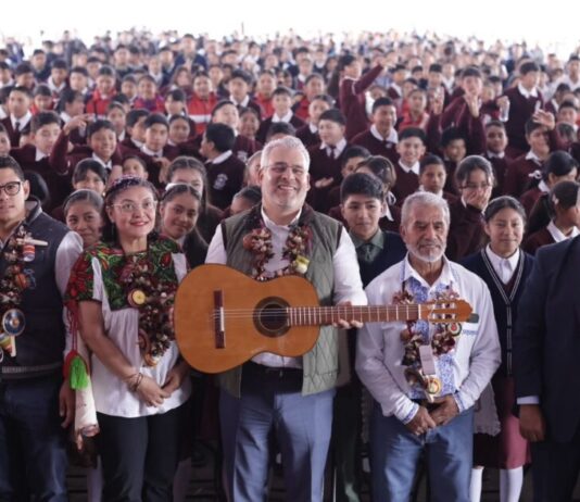 Bedolla fortalece la educación con entrega de 10 mil guitarras de Paracho a secundarias
