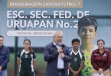 Inaugura Bedolla cinco canchas de fútbol 7 en secundarias de Uruapan