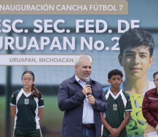 Inaugura Bedolla cinco canchas de fútbol 7 en secundarias de Uruapan