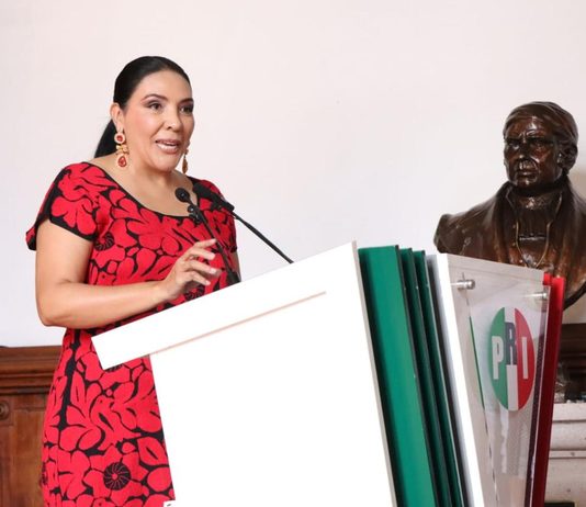 Adriana Campos Huirache reconoce a Guillermo Valencia en su Segundo Informe Legislativo