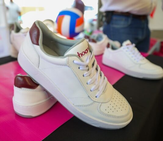 Comienza entrega de 200 mil pares de tenis del programa Jalo a Estudiar, Jalo por La Paz