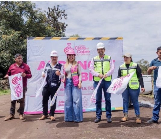 Dayana Pérez da banderazo de arranque al adoquinamiento de calle en Agua Verde