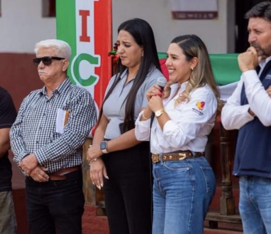 Dayana Pérez Mendoza gestiona alternativas para garantizar el abasto de agua en Ixtaro