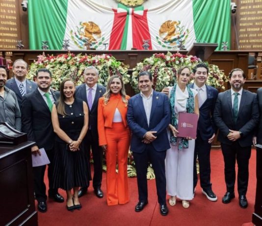 Dayana Pérez Mendoza acompaña al gobernador Alfredo Ramírez Bedolla en la entrega de su Quinto Informe de Gobierno